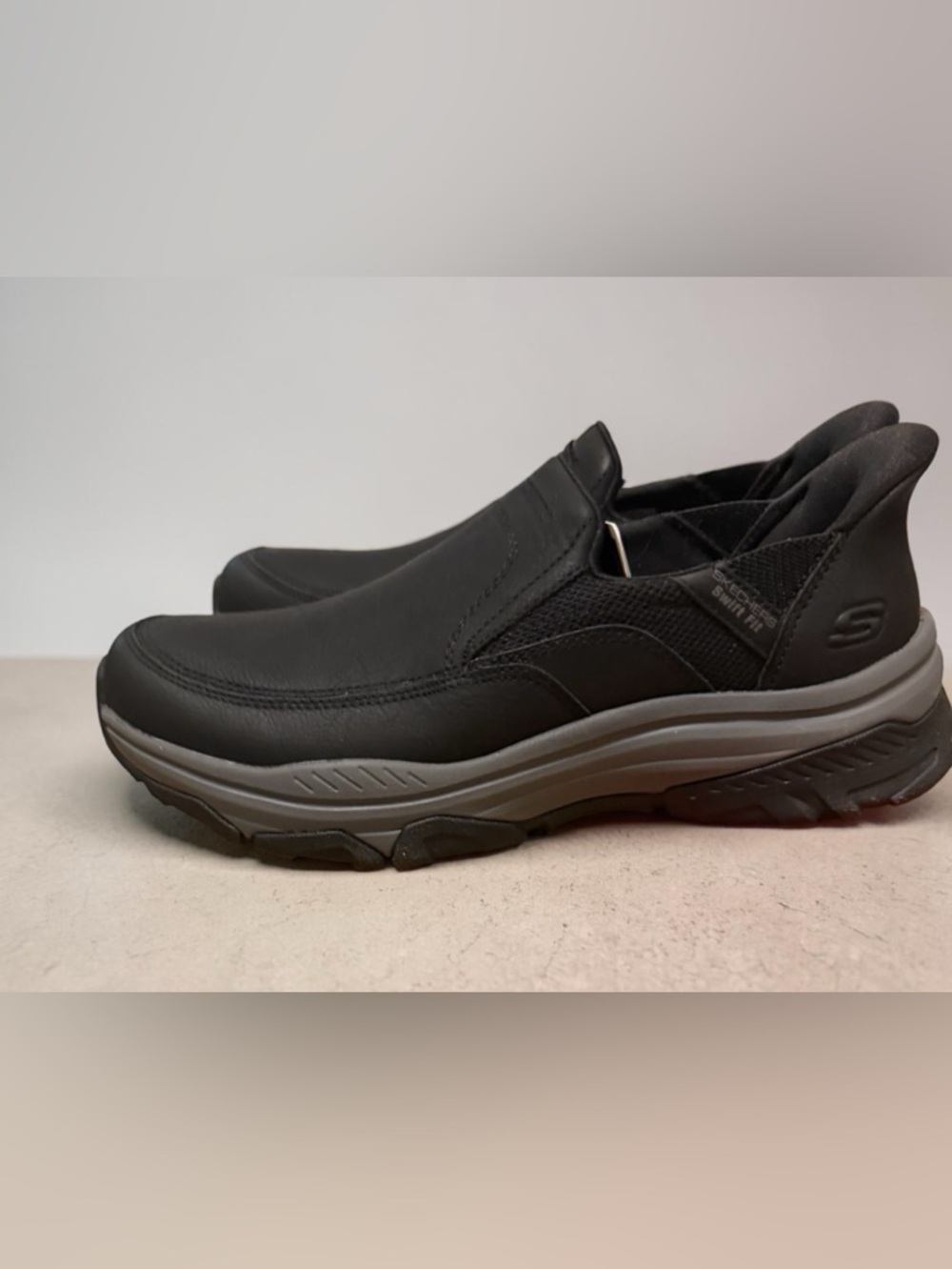 Skechers Swift Fit Izaiah hands free slip on shoes men’s size 9. New in box